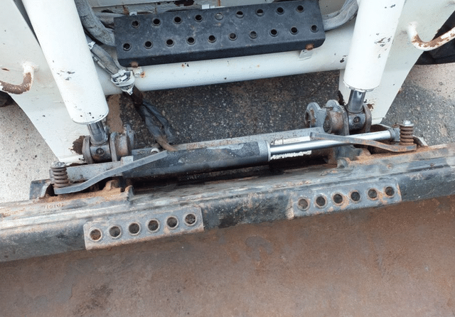 Image of Bobcat S220 equipment image 3