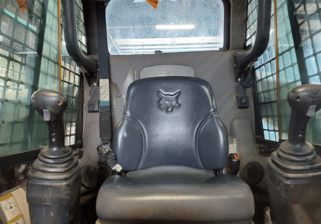 Image of Bobcat S220 equipment image 4