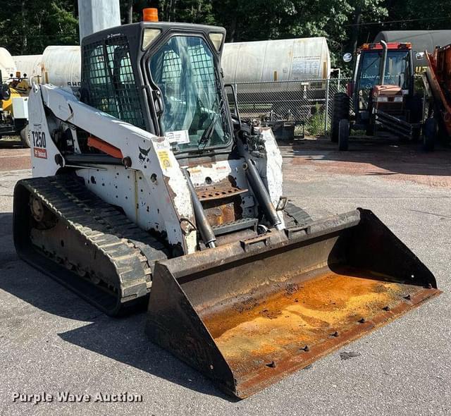 Image of Bobcat T250 equipment image 2