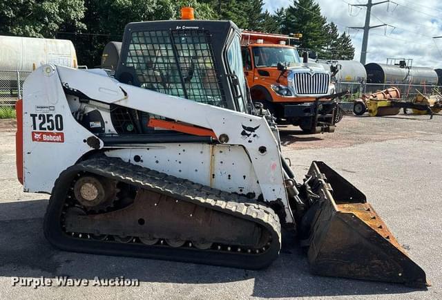 Image of Bobcat T250 equipment image 3