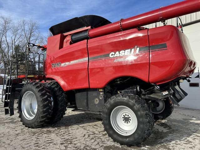 Image of Case IH 7010 equipment image 4