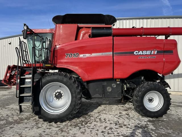 Image of Case IH 7010 equipment image 2
