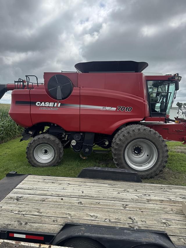 Image of Case IH 7010 equipment image 4