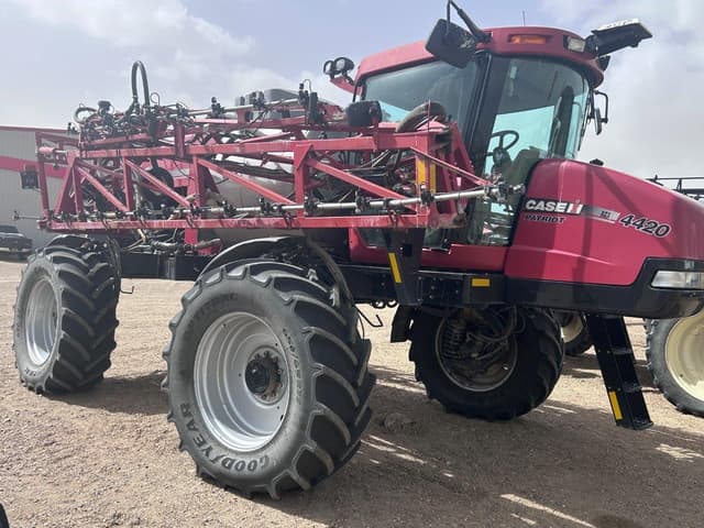 Image of Case IH Patriot 4420 equipment image 2