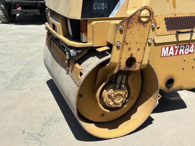 Image of Caterpillar CB24 equipment image 4