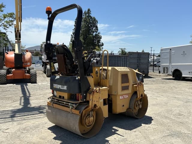 Image of Caterpillar CB24 equipment image 2