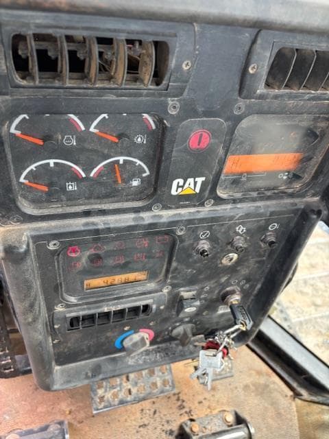 Image of Caterpillar D6N XL equipment image 4