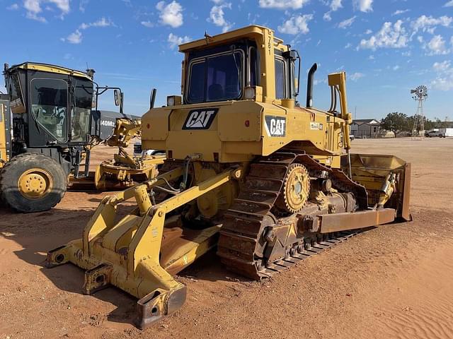 Image of Caterpillar D6T equipment image 2