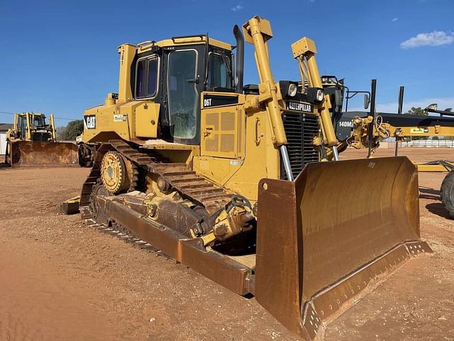 Image of Caterpillar D6T equipment image 1