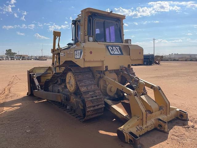 Image of Caterpillar D6T equipment image 4