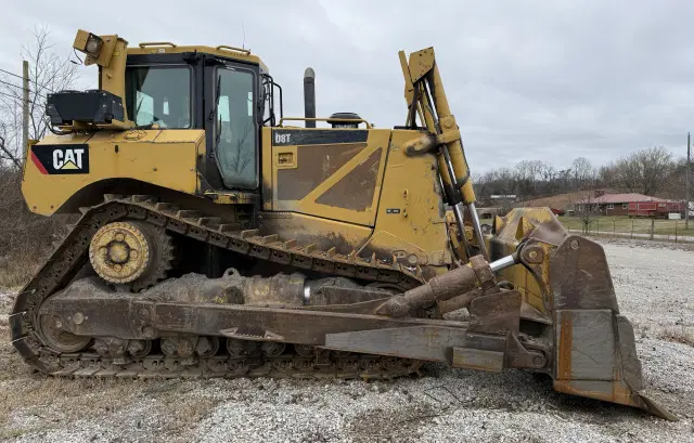 Image of Caterpillar D8T equipment image 4