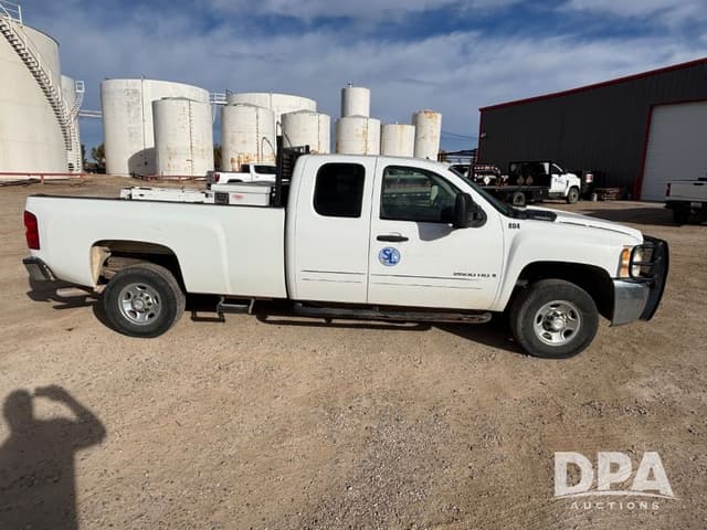 Image of Chevrolet 2500HD equipment image 2