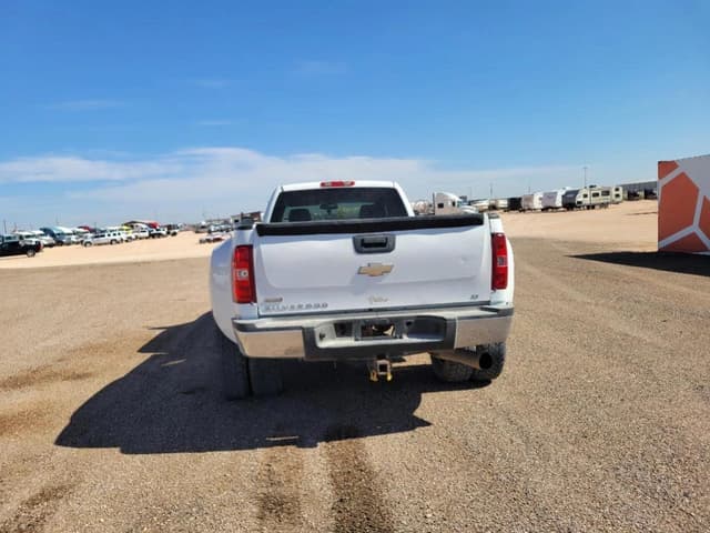Image of Chevrolet 3500HD equipment image 3