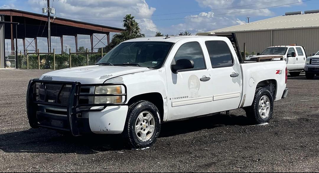 Image of Chevrolet Silverado Primary image