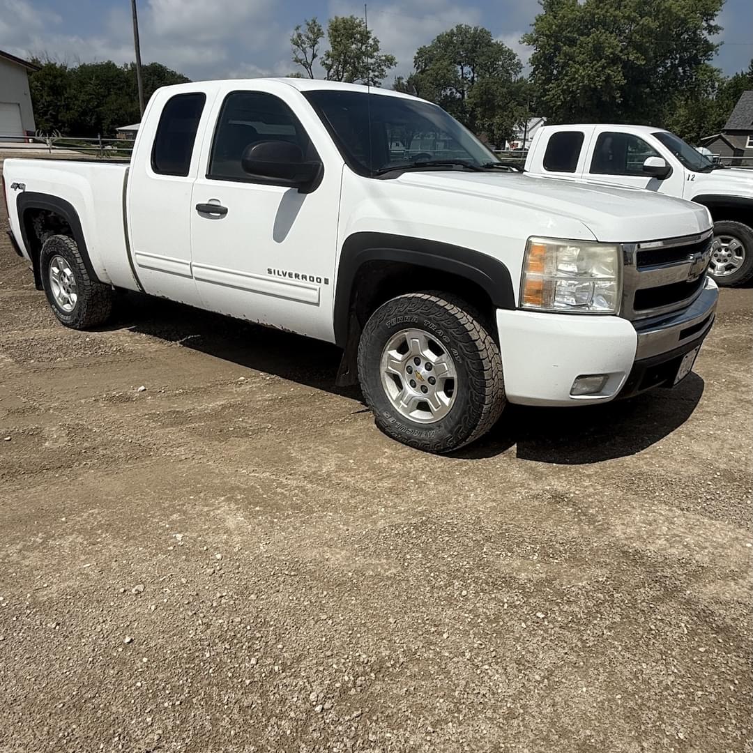 Image of Chevrolet Silverado Primary image