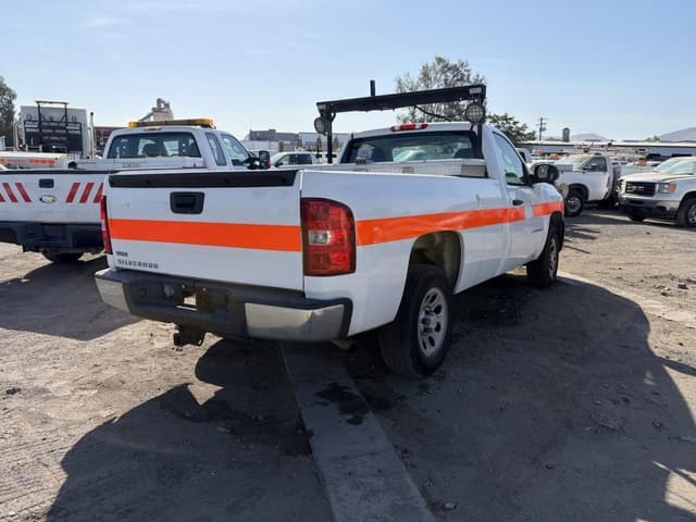 Image of Chevrolet Silverado equipment image 2