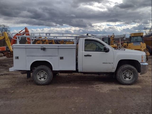 Image of Chevrolet 2500HD equipment image 2