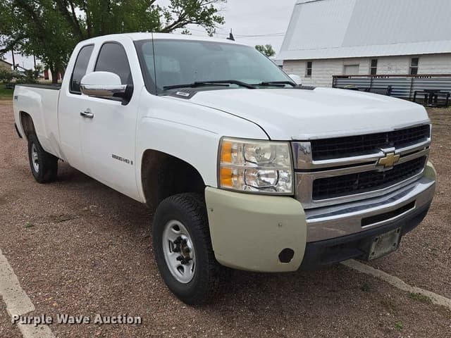 Image of Chevrolet Silverado equipment image 2
