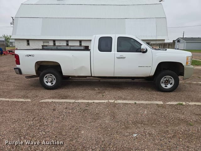 Image of Chevrolet Silverado equipment image 3