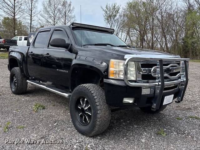 Image of Chevrolet Silverado equipment image 2