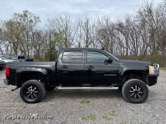 Image of Chevrolet Silverado equipment image 3