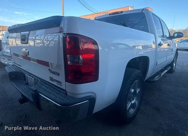 Image of Chevrolet Silverado equipment image 4
