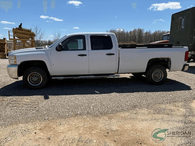 Image of Chevrolet Silverado equipment image 2