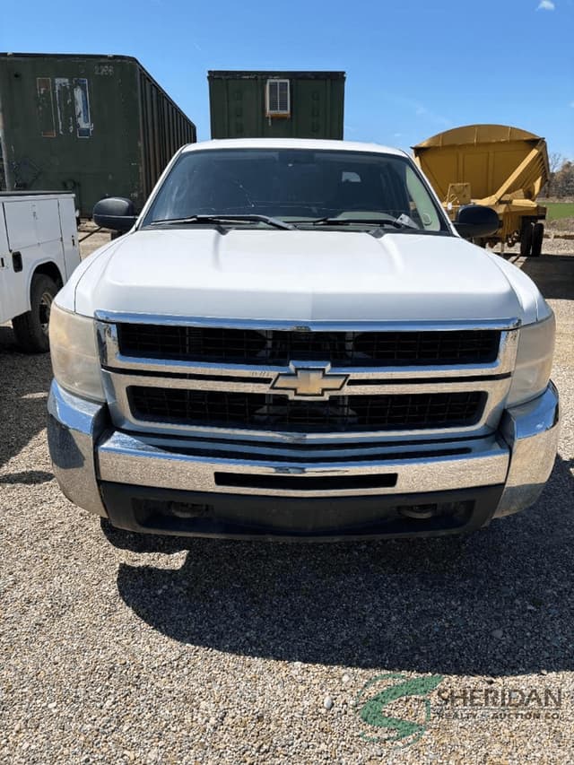 Image of Chevrolet Silverado equipment image 3