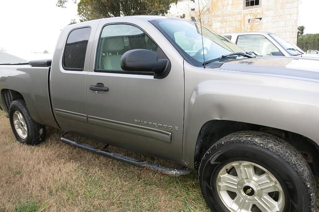 Image of Chevrolet Silverado equipment image 4