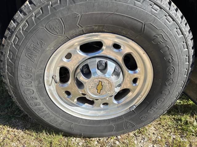 Image of Chevrolet 2500HD equipment image 3