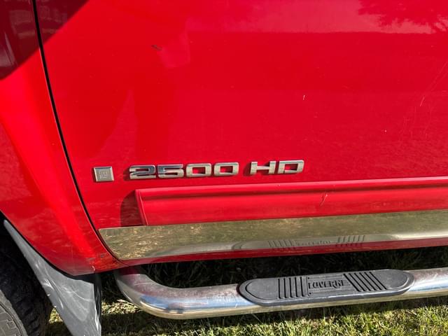 Image of Chevrolet 2500HD equipment image 2
