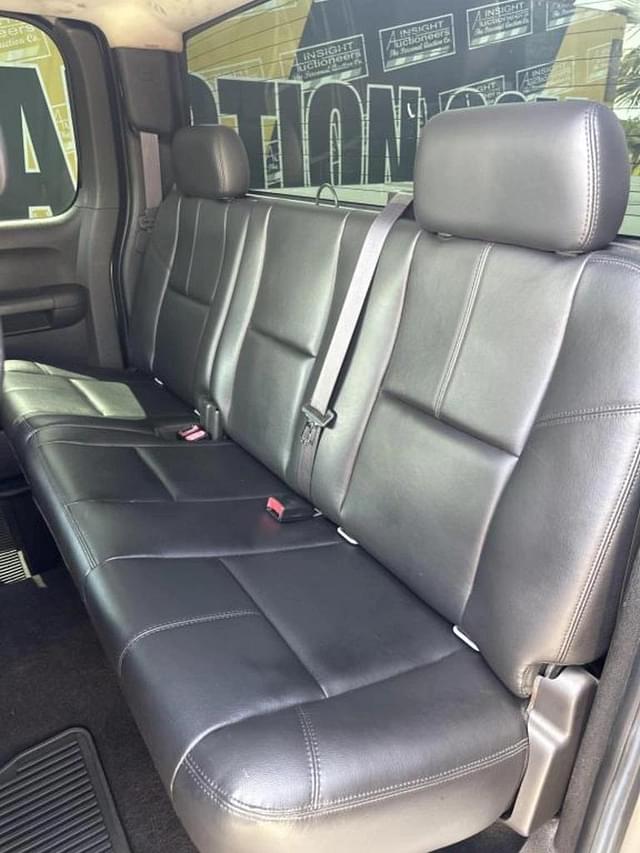 Image of Chevrolet Silverado equipment image 4