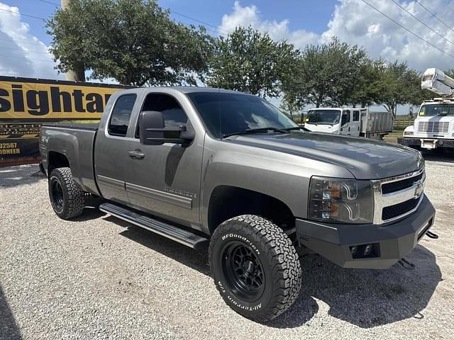 Image of Chevrolet Silverado equipment image 3
