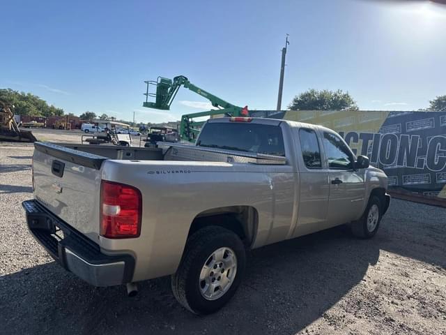 Image of Chevrolet Silverado equipment image 2