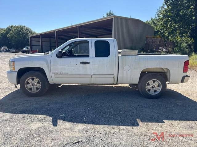 Image of Chevrolet Silverado equipment image 4