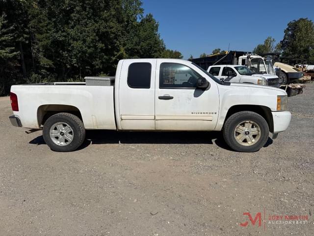 Image of Chevrolet Silverado equipment image 1
