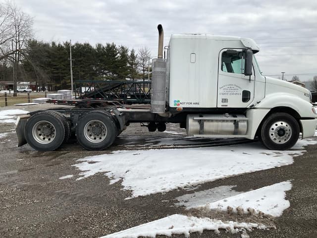 Image of Freightliner Columbia equipment image 4