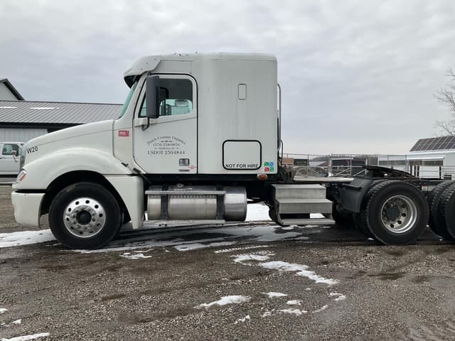 Image of Freightliner Columbia equipment image 1
