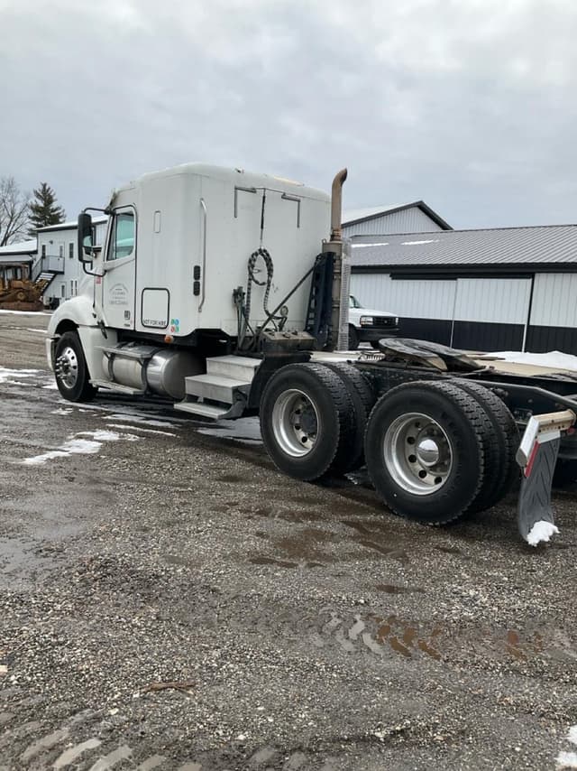 Image of Freightliner Columbia equipment image 2
