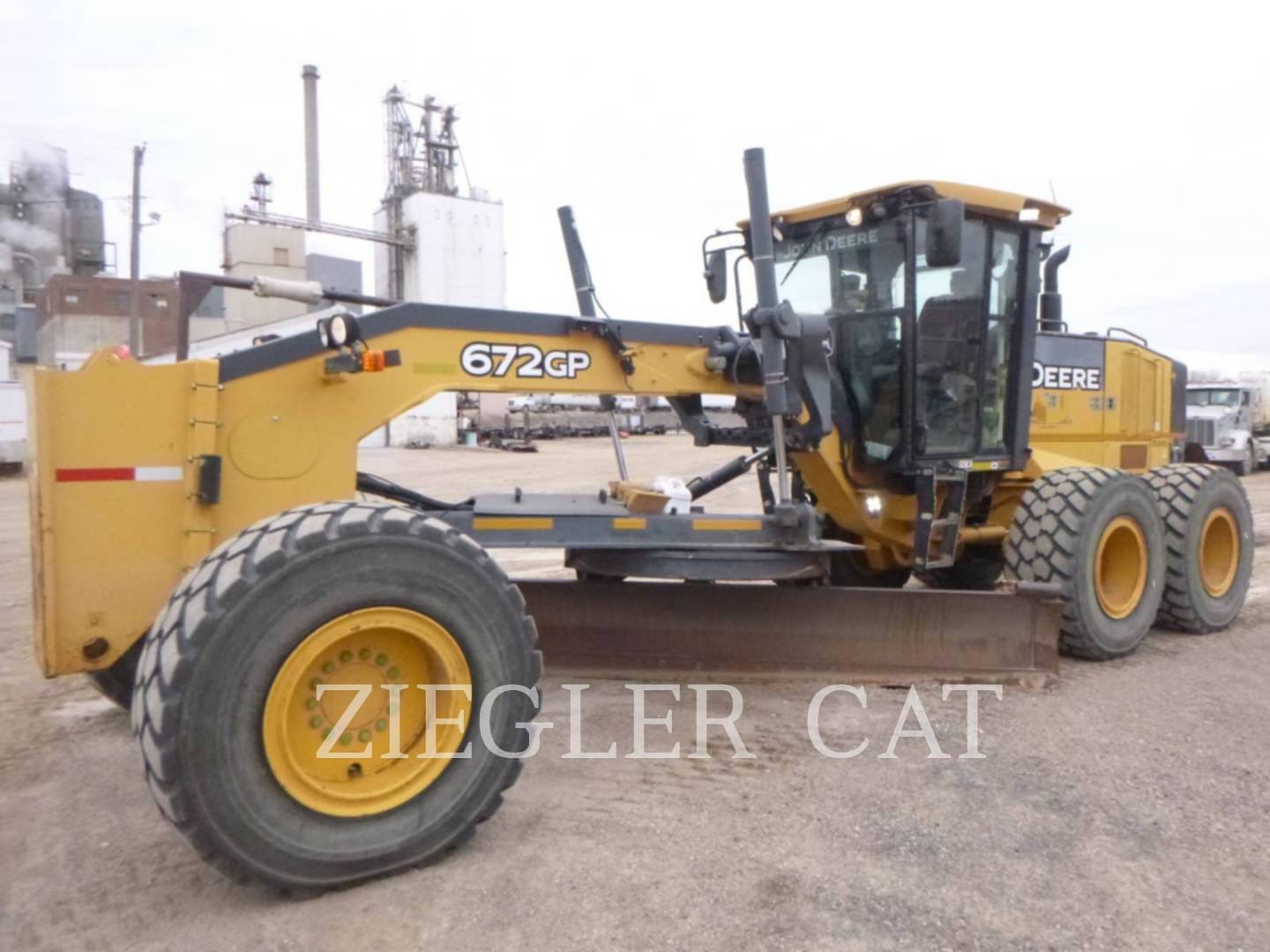 2009 John Deere 672GP Equipment Image0