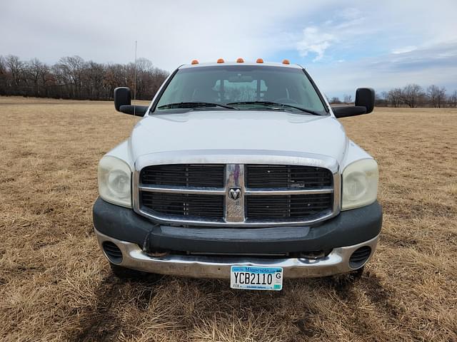 Image of Dodge Ram 3500 equipment image 2