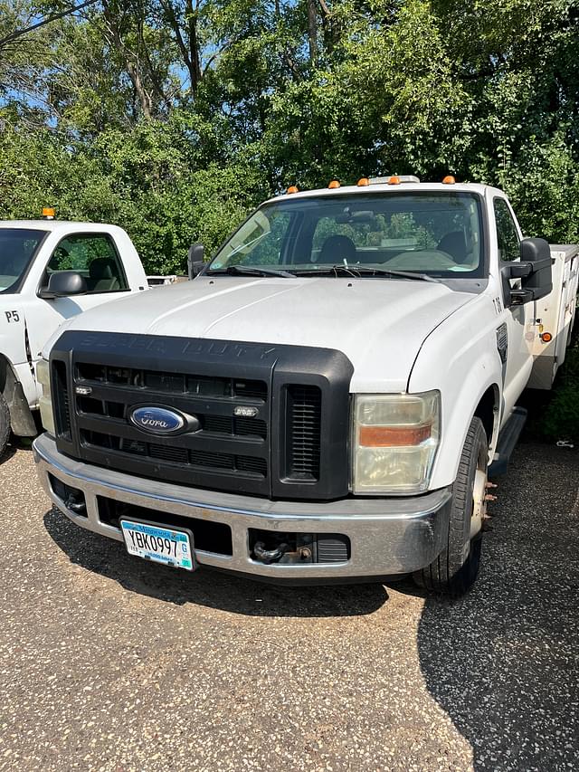 Image of Ford F-350 equipment image 2