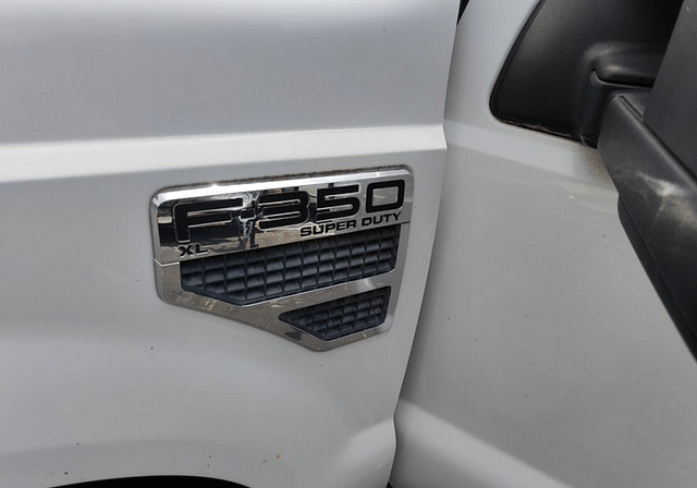 Image of Ford F-350 equipment image 2