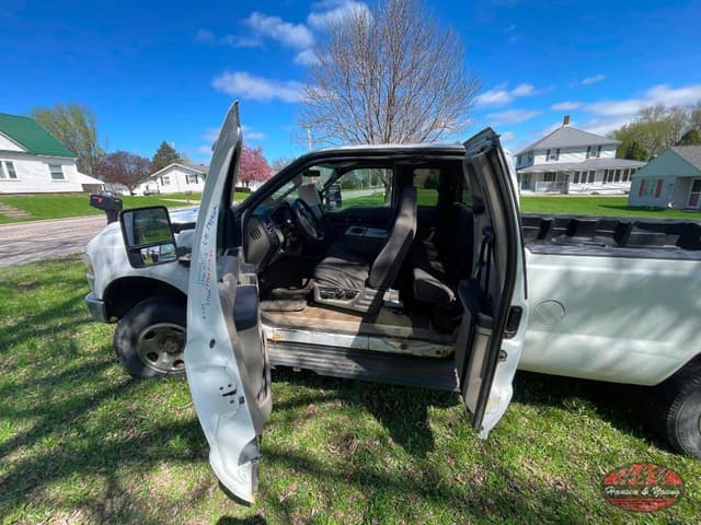 Image of Ford F-350 equipment image 2