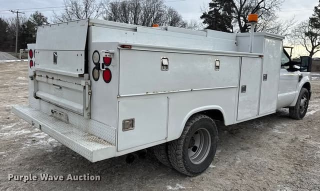 Image of Ford F-350 equipment image 4