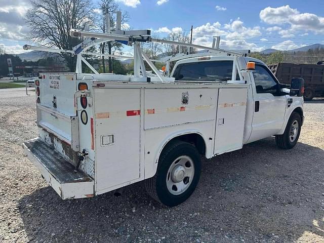 Image of Ford F-350 equipment image 3