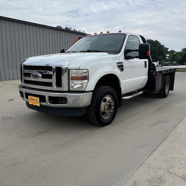 Image of Ford F-350 equipment image 2