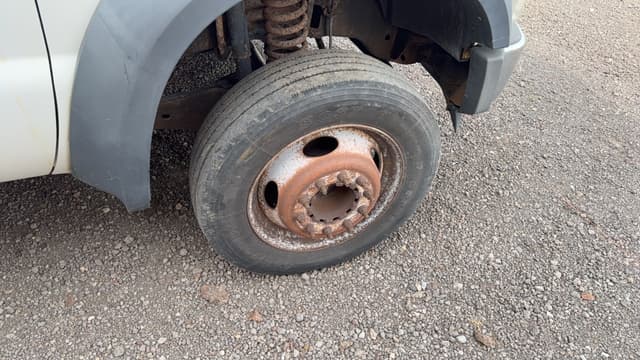 Image of Ford F-450 equipment image 3