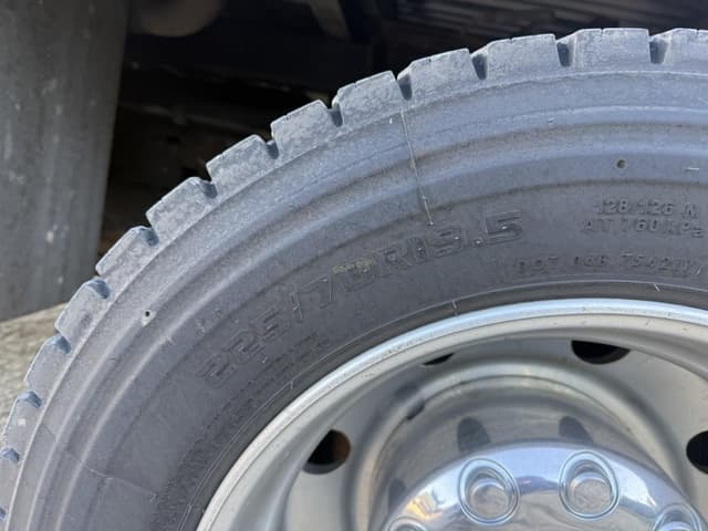 Image of Ford F-450 equipment image 4