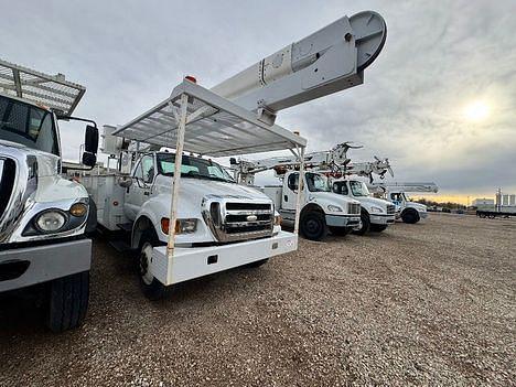 Image of Ford F-750 equipment image 3